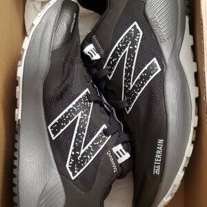 New Balance Womens Trail Running Sneaker Black size 6